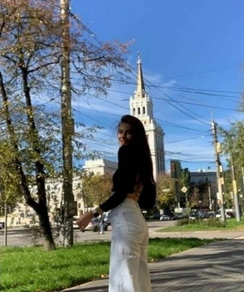 Моя особенность - дарить незабываемые эмоции. 🌟🔞
Я живу в Москве и считаю этот город идеальным местом для наших встреч. Страсть, романтика, нежность - это все и еще больше ты найдешь со мной.
🌸Мои услуги включают классический и расслабляющий массаж, французский минет, глубокий оральный секс, а также разнообразие поз и экспериментов в постели.
💖Моя фотография гарантирует, что ты получишь то, что видишь на снимке – без фотошопа и обмана. Мое главное преимущество – я настоящая и люблю то, что делаю.
💋Не веришь? Посмотри отзывы о моих услугах. Будь уверен, что я сделаю все возможное, чтобы твое время со мной было незабываемым.
💌 Давай договоримся о нашей встрече просто и быстро! Отправь мне сообщение, и я буду ждать тебя в уютной атмосфере Москвы. Регина